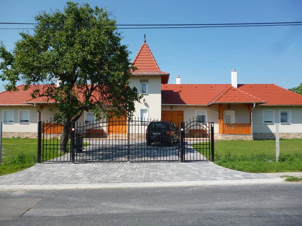 Nagybajcsi Koertefa Vendeghaz